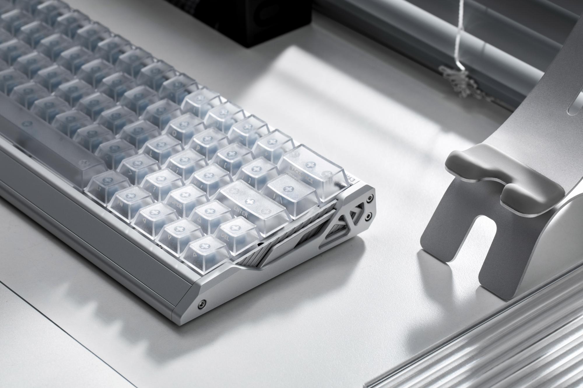 启云科技 EV63 Silver Blade RS lifestyle detail – side structure and clear 键帽