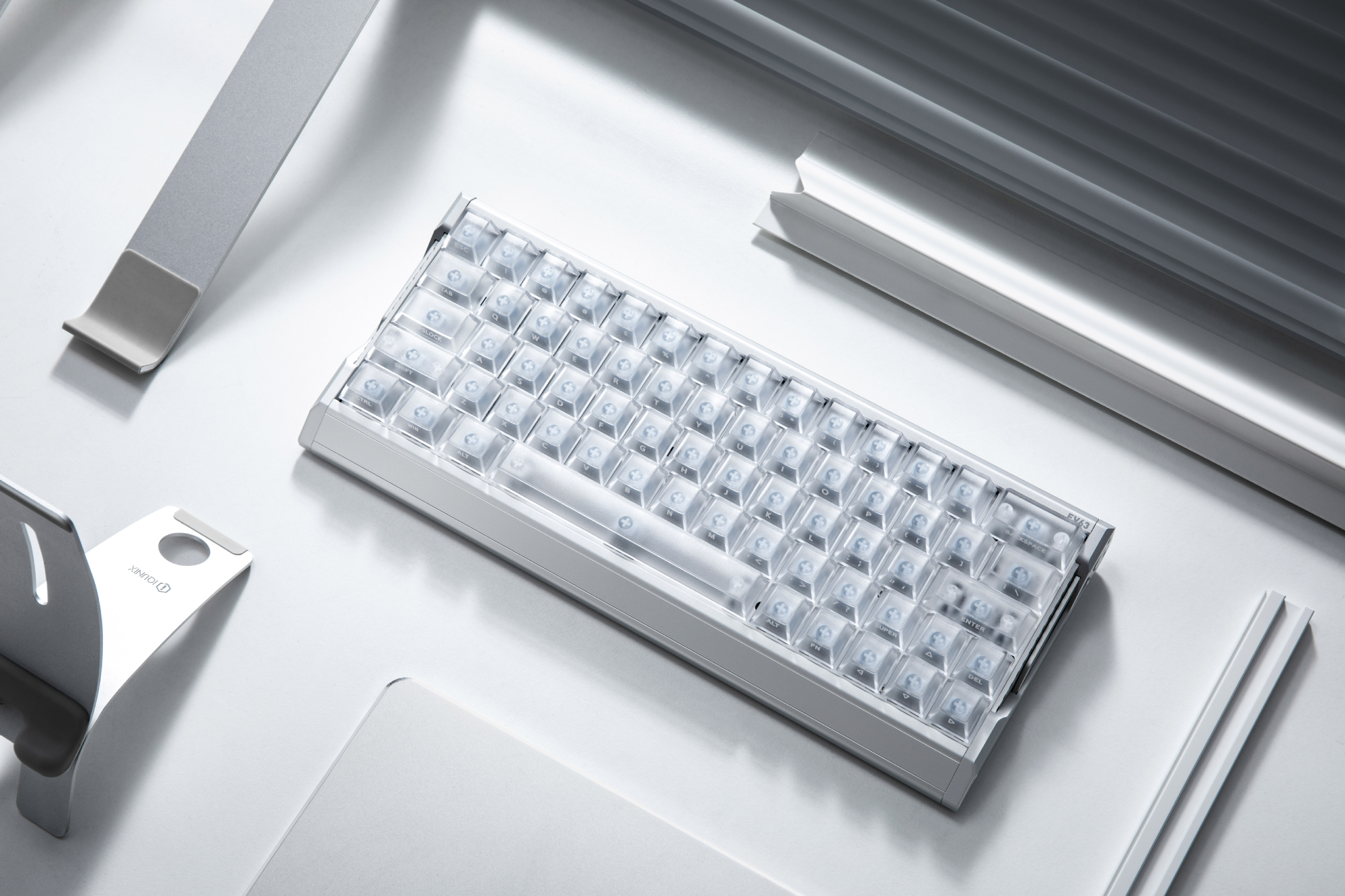启云科技 EV63 Silver Blade RS 机械键盘 – minimal desk scene, translucent keycap set