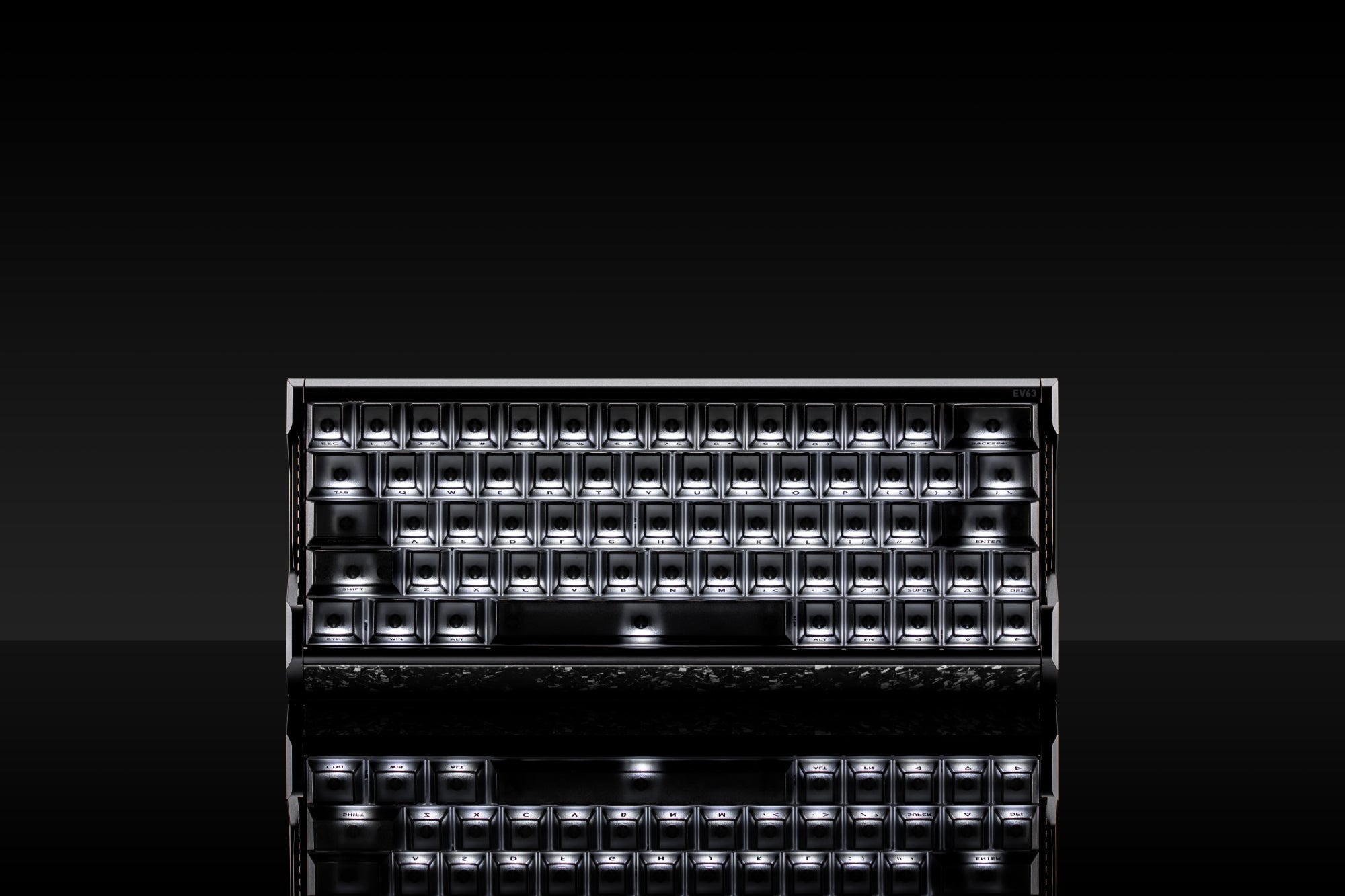 启云科技 EV63 暗面 RS 版 Hall Effect 键盘 front view on dark background