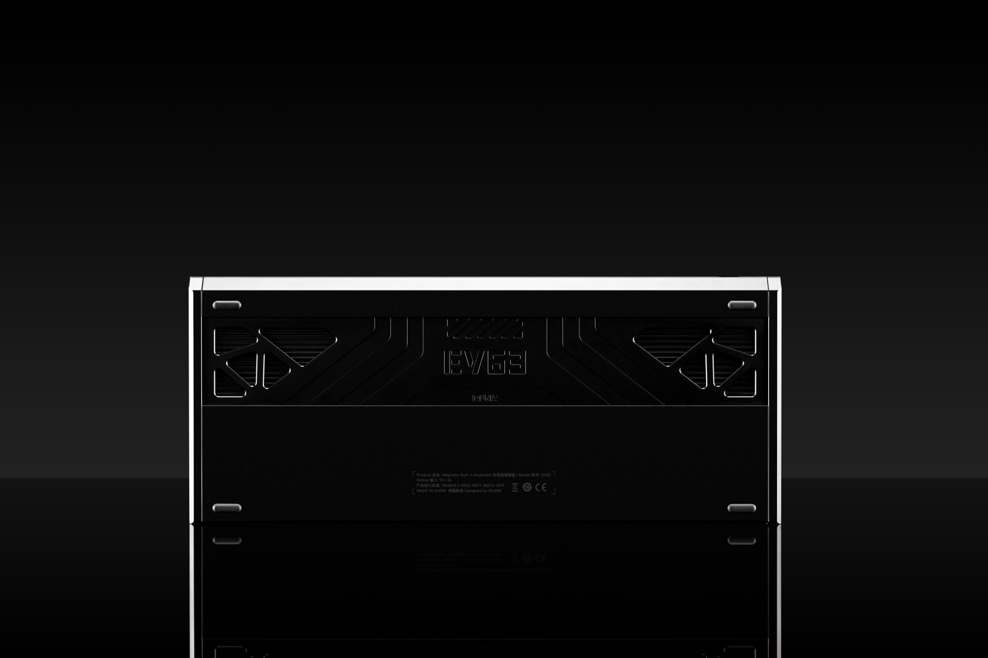 启云科技 EV63 键盘 bottom view with metal backplate and feet
